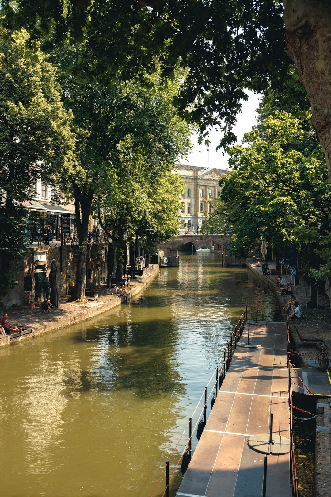 Elektrische stroomboot van Hub Kade Zuid levert goederen aan een werfkelder in het centrum van Utrecht