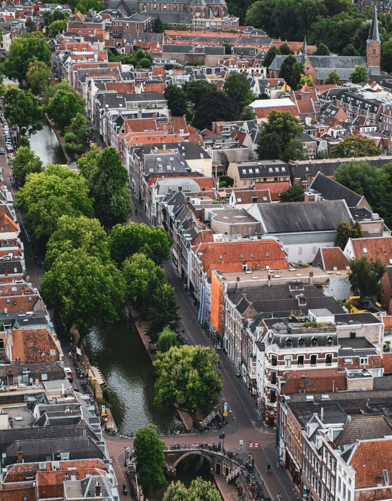 Goederenvervoer over de Oudegracht in Utrecht door Hub Kade Zuid.